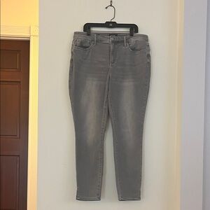 NYDJ Light Gray Ami Skinny Jeans – Size 10 👖🌿